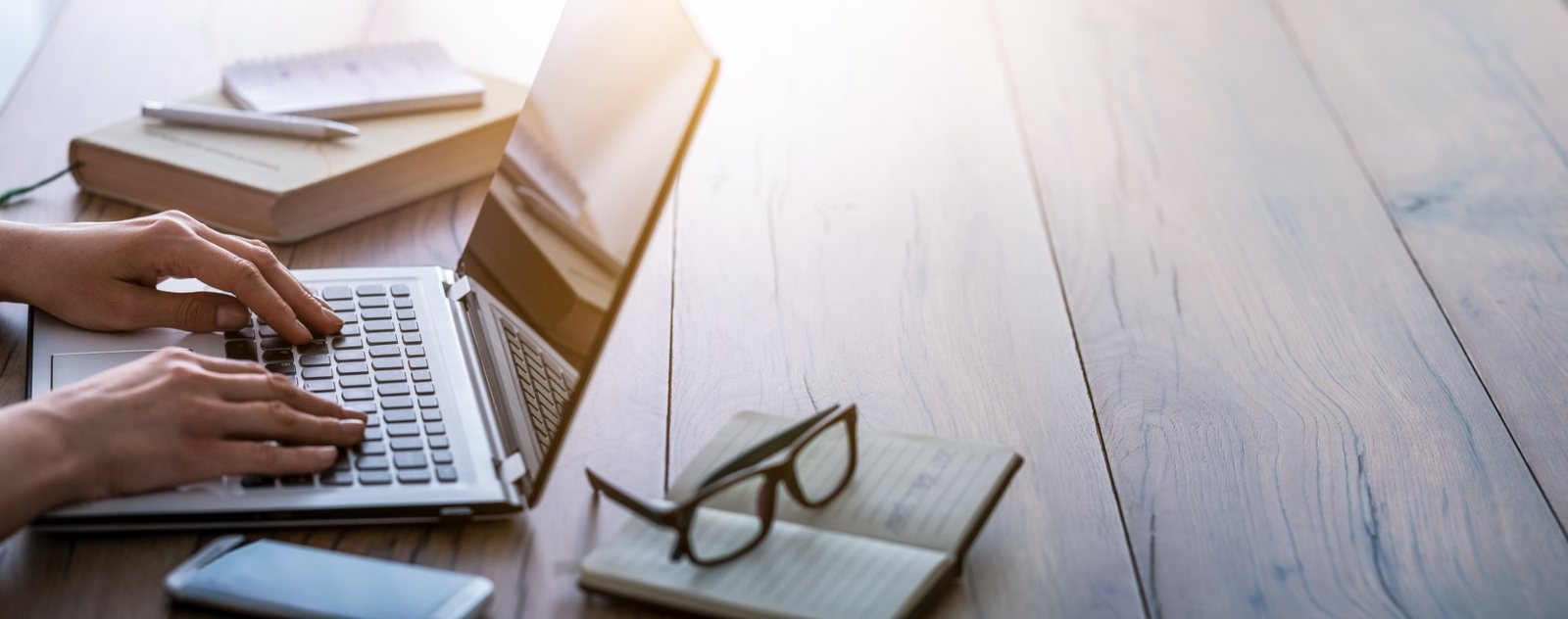Personne au travail sur un ordinateur portable, bureau lumineux